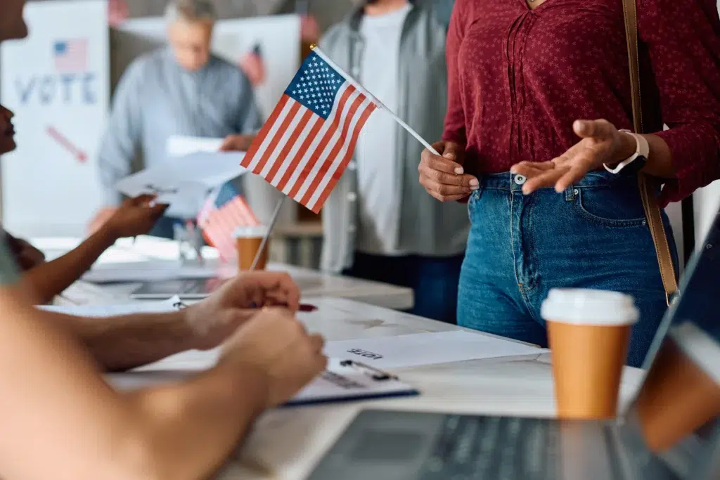 Benefits of Nearshore Outsourcing in LATAM: Here's Why U.S. Companies Are Making the Move 3 Business professionals collaborating with U.S. clients, highlighting the benefits of nearshore outsourcing in LATAM through real-time communication.